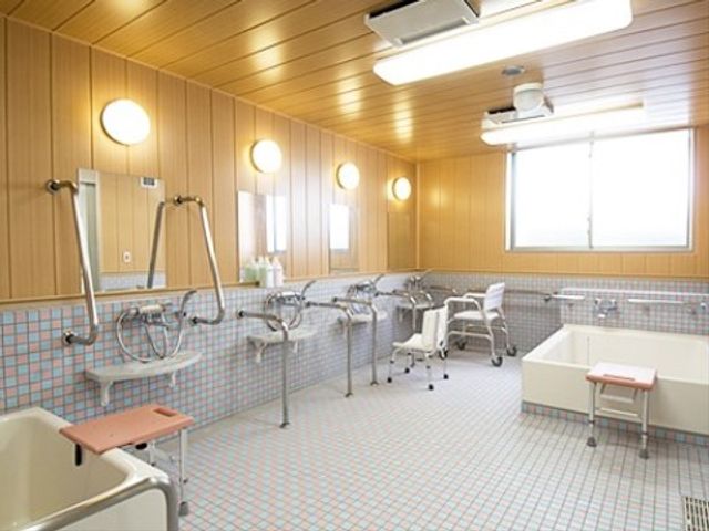 明るい床と壁の浴室 浴室 清潔感のある明るい浴室です。安全な入浴をサポートするための手すりやシートが備えられています。