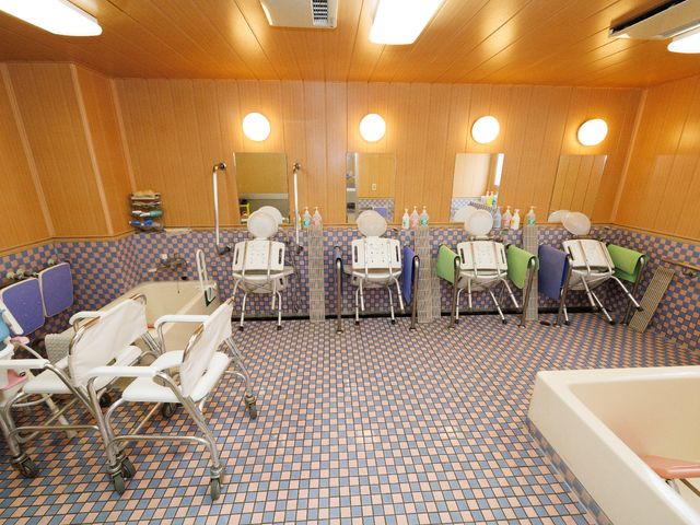バリアフリーな浴室 浴室 清潔感のあるバリアフリー設計の浴室で、安心してご利用いただけます。快適なバスタイムを支援する様々な器具が整っています。