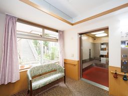 エレベーター前の待合スペース