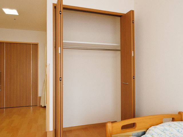 清潔な居室のクローゼット クローゼット 明るく広々とした居室で、日々の快適な生活をサポートします。大きなクローゼットは収納に便利です。