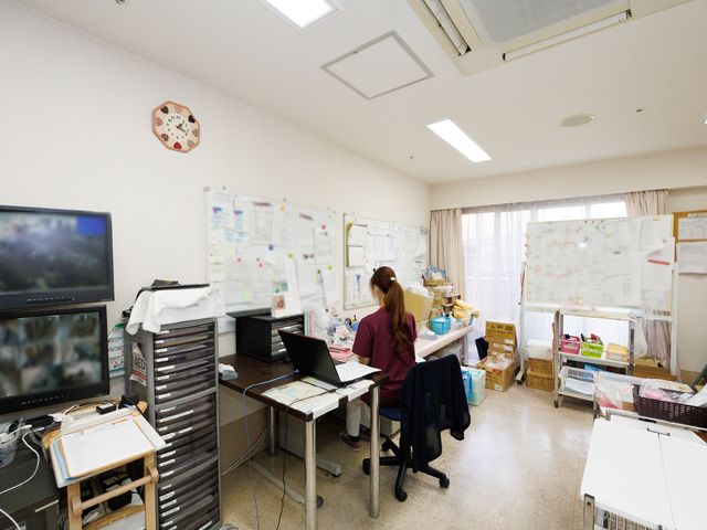 スタッフが働くオフィス 宿直室 広々とした明るいオフィスで、スタッフが業務に取り組んでいます。活気ある職場環境は、仕事の意欲を高めてくれるでしょう。
