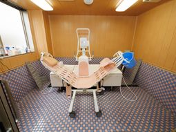 洗体用椅子のある浴室