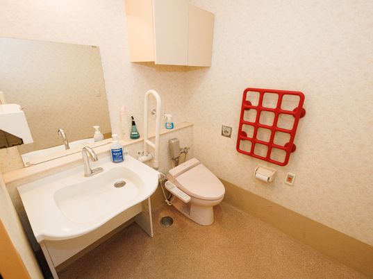 手すり付きのトイレ空間