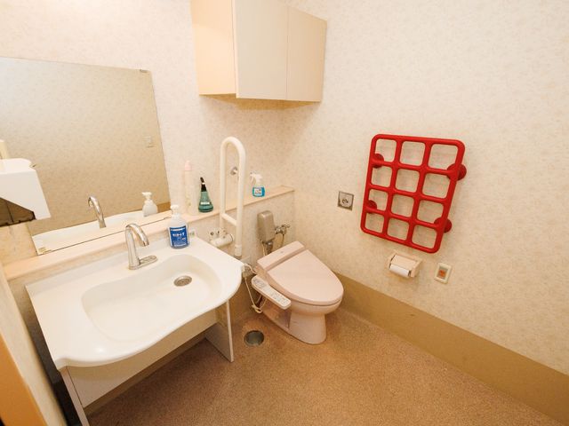 手すり付きのトイレ空間 トイレ 広々とした手すり付きのトイレは、安心してご使用いただける工夫がされています。