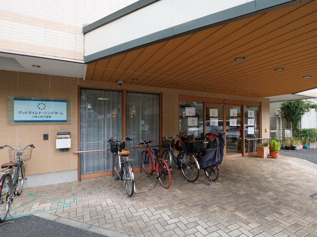 明るい施設のエントランス 玄関 広々とした入口はバリアフリー構造で、安心してご利用いただける設計となっております。