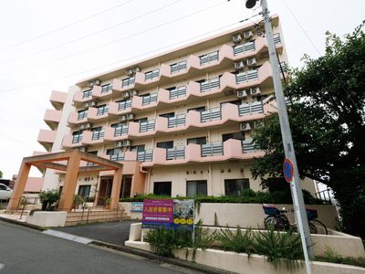 ピンクの建物外観