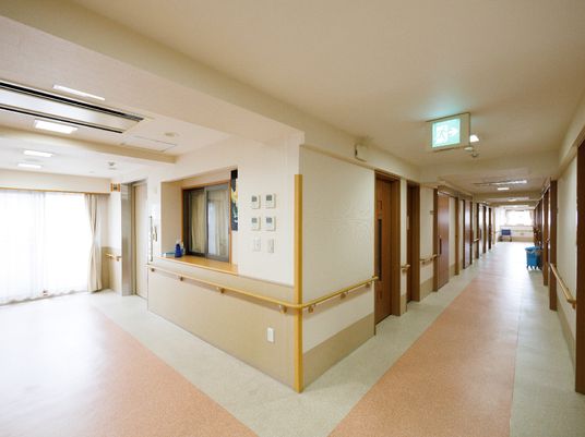 広々と明るい施設の廊下
