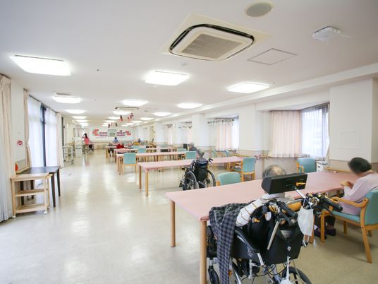 明るいダイニングルームの様子