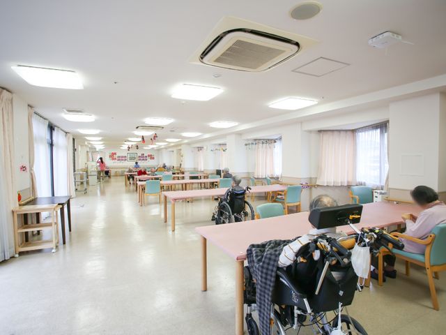 明るいダイニングルームの様子 共有スペース 広々としたダイニングルームでは、利用者の方がゆったりと食事や会話を楽しまれています。スタッフへのご質問も歓迎です。