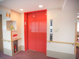 赤いエレベーターの扉