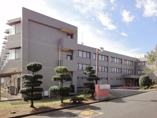 明るい日差しの建物外観