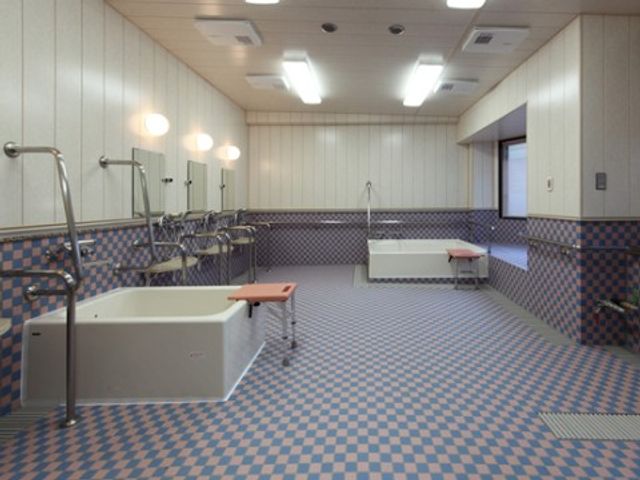 広々とした浴室内装 浴室 手すり付きの広々とした浴室です。安心してご利用いただける工夫がされています。