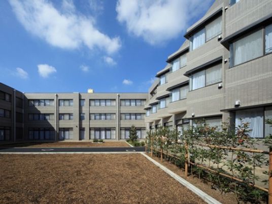 明るい中庭の施設外観
