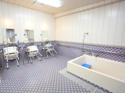 バリアフリー設計の浴室