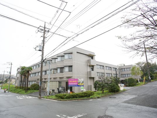 施設の外観と看板