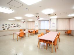 広々した明るい食堂