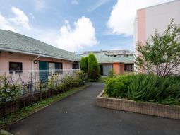 一階建ての建物と緑