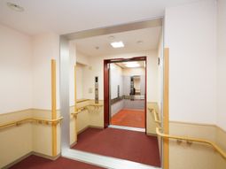 明るい廊下の風景