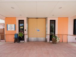 オレンジの壁のエントランス