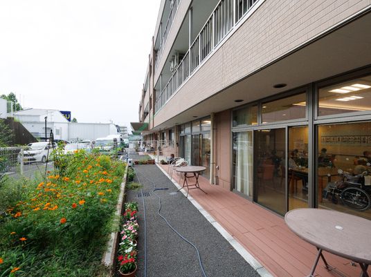 居室の外の中庭ビュー