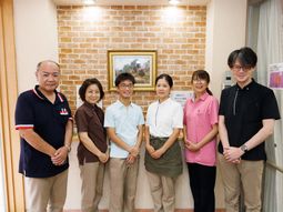 笑顔のスタッフ6人集合