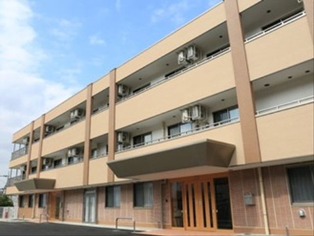 多階層の建物の正面 外観 開放感のあふれるモダンな建物正面です。ゆとりを感じさせるエントランスがお出迎えします。