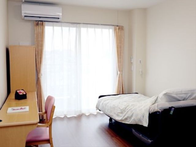 明るい居室の一角 居室 広々とした居室には必要な備品が整い、ゆったりとした時間を過ごせる空間です。窓辺は明るく、日々のくつろぎに最適です。