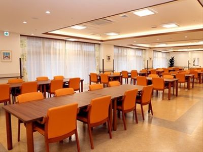 広々とした明るい食堂