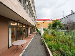 中庭のある施設外観
