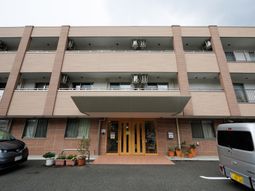 茶色の建物のエントランス