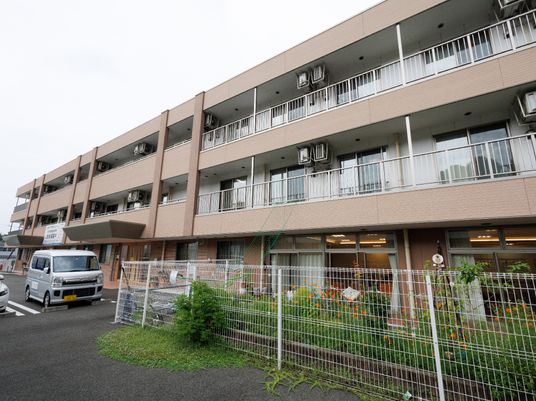 茶色の建物の外観