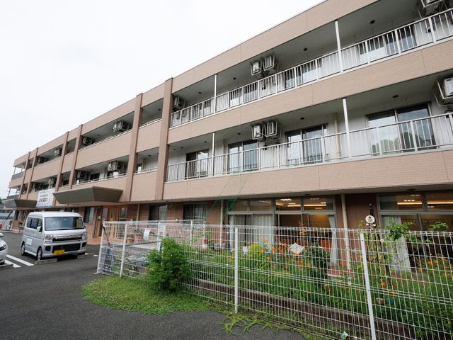 茶色の建物の外観 外観 落ち着いた色合いの建物は、圧迫感を感じさせず開放的な雰囲気です。利用者の方々が快適に過ごせるよう配慮された外観となっています。