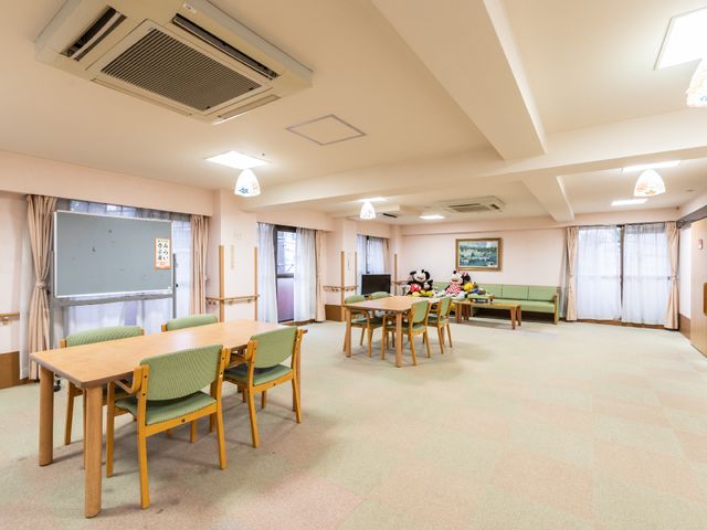 広々とした明るい食堂 共有スペース ゆったりとした食堂は、十分なスペースがあり窓から自然光が差し込みます。共に食事をすることでコミュニケーションも育まれます。