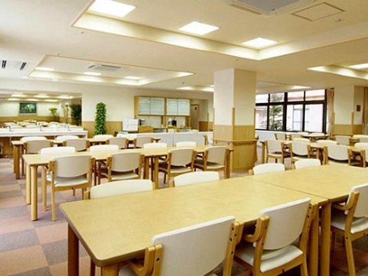 広々とした明るい食堂