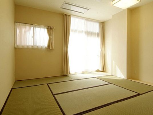 明るい和室の居室