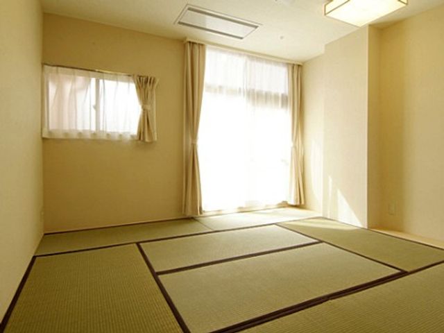 明るい和室の居室