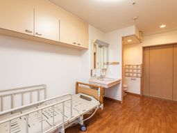 居室のベッドと洗面所