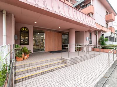 ピンクの建物エントランス