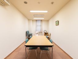 会議用テーブルと椅子