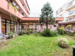 緑あふれる明るい中庭