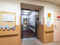 エレベーター前の廊下と掲示物