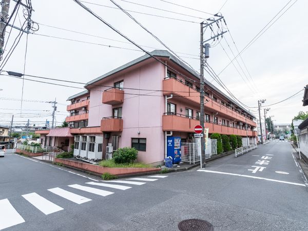ピンクの建物外観