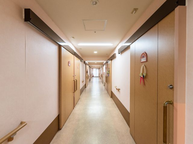 清潔感のある廊下 廊下 手すりを設けた快適な通路があり、安全に移動ができる環境が整っています。ゆったりとした造りで、のんびりと歩くのにも適しています。