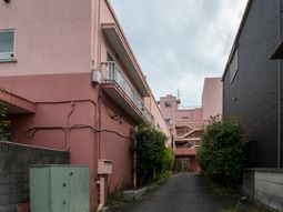 ピンクの建物と通路