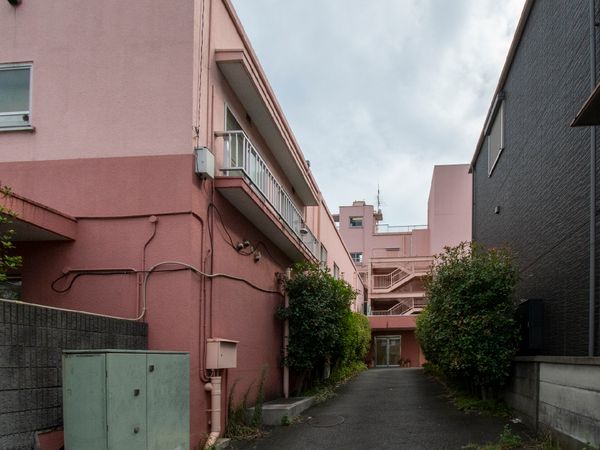 ピンクの建物と通路