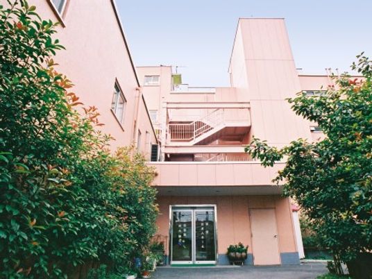 温かみのある外観の建物
