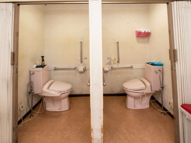 バリアフリー対応トイレ トイレ 手すり付きで安全に配慮された清潔なトイレです。すべての方が使いやすい工夫がされています。