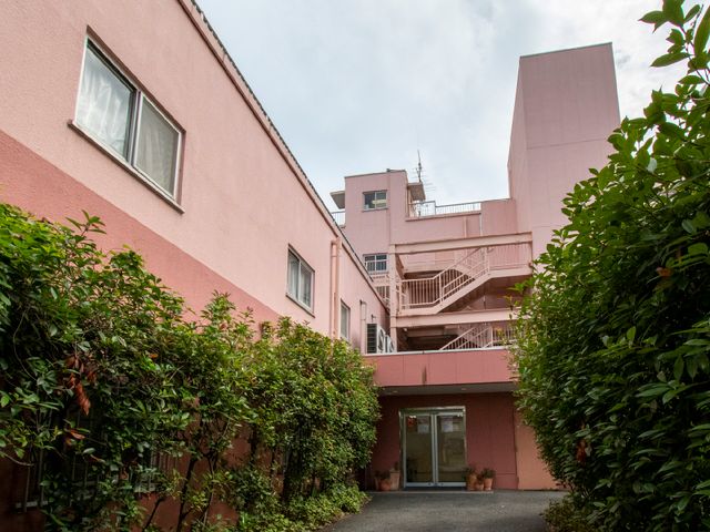 和風の建物エントランス 玄関 緑に囲まれた清潔なエントランスです。働くには穏やかで気持ちの良い環境が整っているようです。