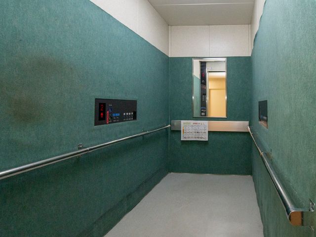 アクセス便利なエレベーター エレベーター 手すり完備のエレベーターは段差がなく、どなたでも快適にご利用いただける設計です。安全に配慮した移動のための設備が整っています。