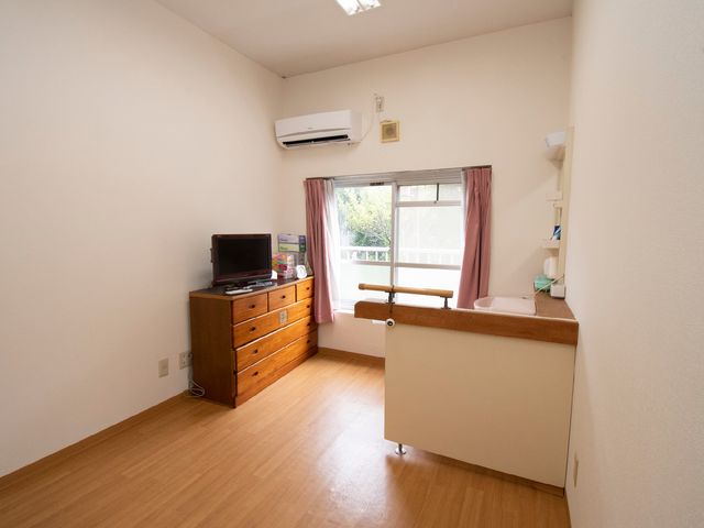 居室の明るい空間 居室 床から壁まで清潔感のある個室です。窓から自然光が入り、ゆっくりとくつろぐことができます。